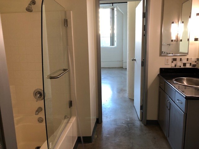 Building Photo - 420 S San Pedro St