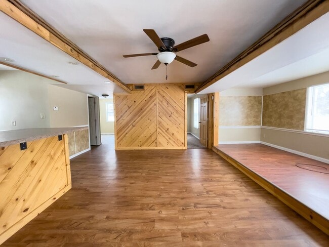 Building Photo - Cozy 2 Bedroom Home! Washer & Dryer Hookups! Large Deck! Spacious Yard!