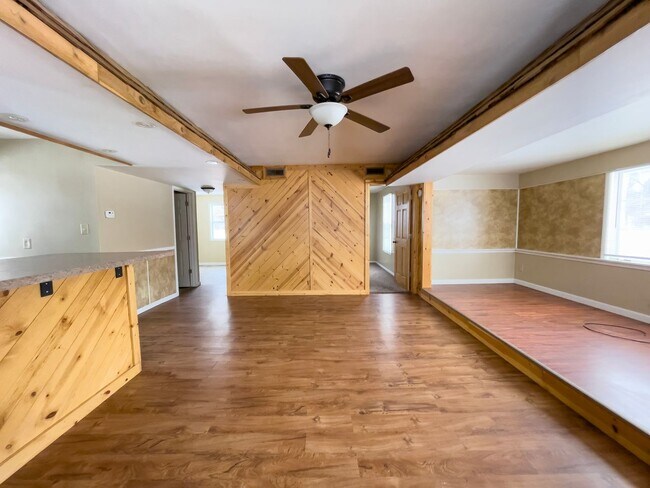 Building Photo - Large Deck