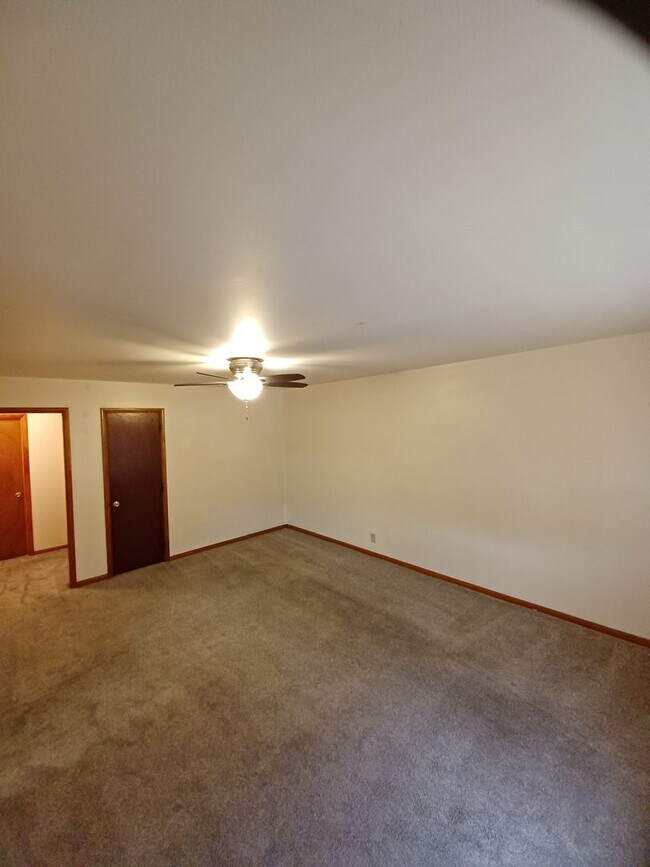 Building Photo - Don't miss out on calling this property your new home!