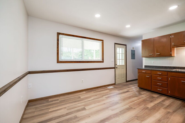 Building Photo - 366 Randy Dr
