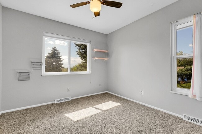 Building Photo - 3 bedroom, 3 bathroom home with 2 car garage