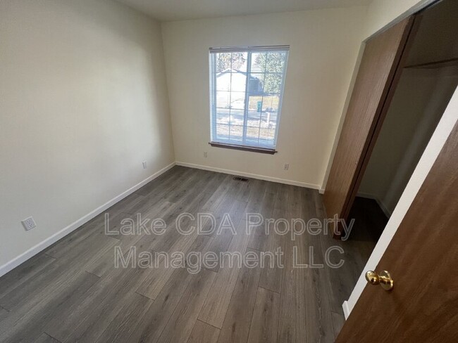Building Photo - 228 E Ryan Dr