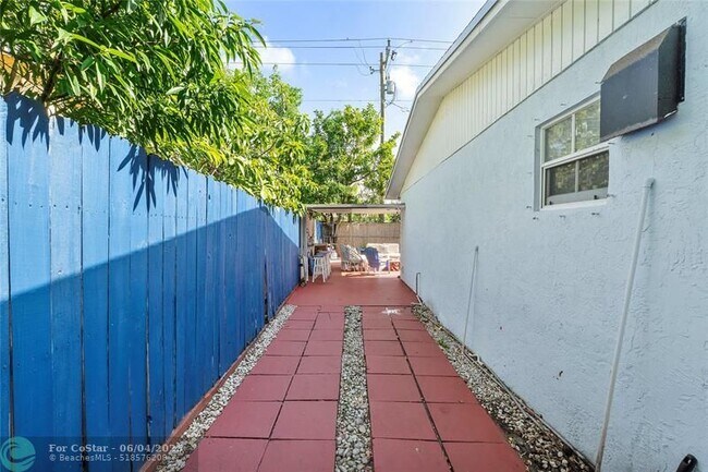 Building Photo - 1427 NE 30th St