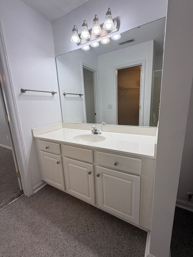 Building Photo - RENT SPECIAL! Updated Holten Place, top fl...