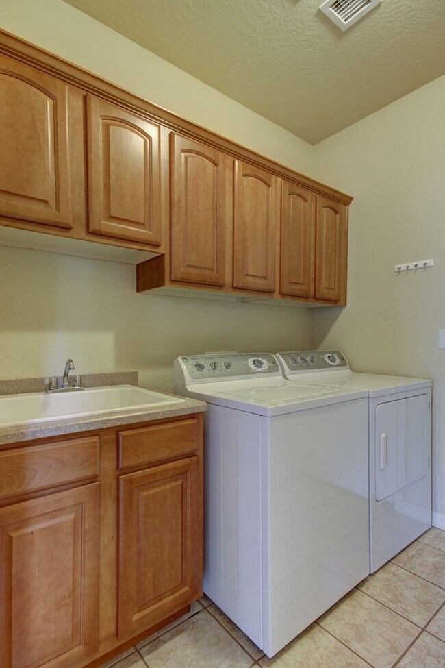 Building Photo - Yavapai Hills with 3 Car Garage