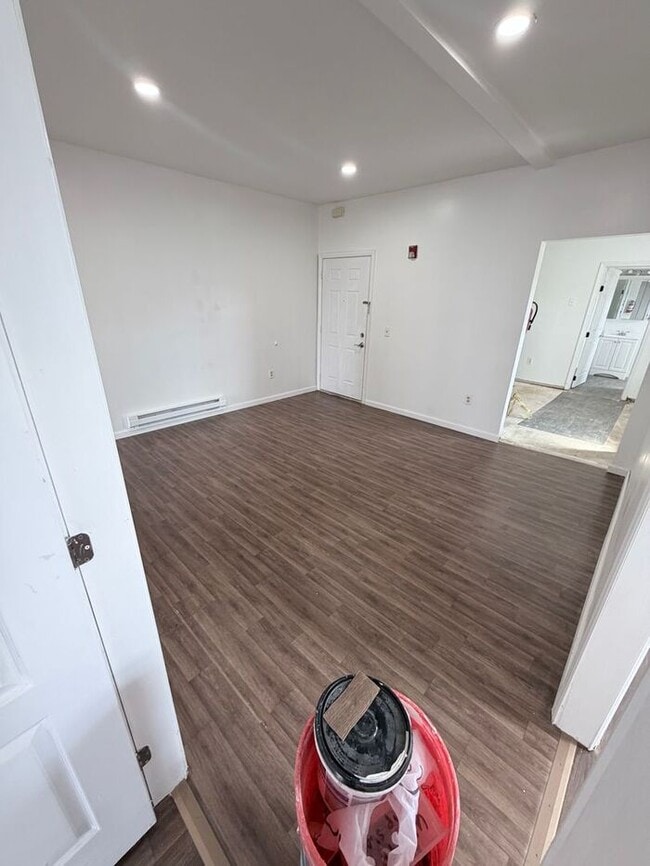 Building Photo - Police and first responders >> Three Beds , and One Bath