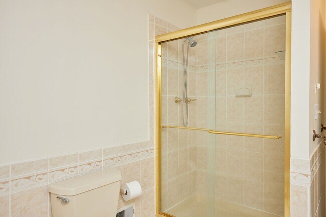 Building Photo - Sparkling and Spacious