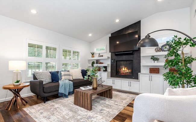 Building Photo - Bright Beautiful Home with huge fenced bac...