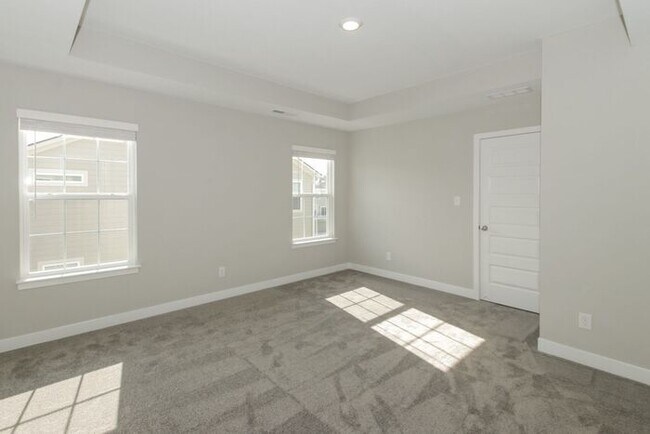 Building Photo - Beautiful Townhome in Carmel