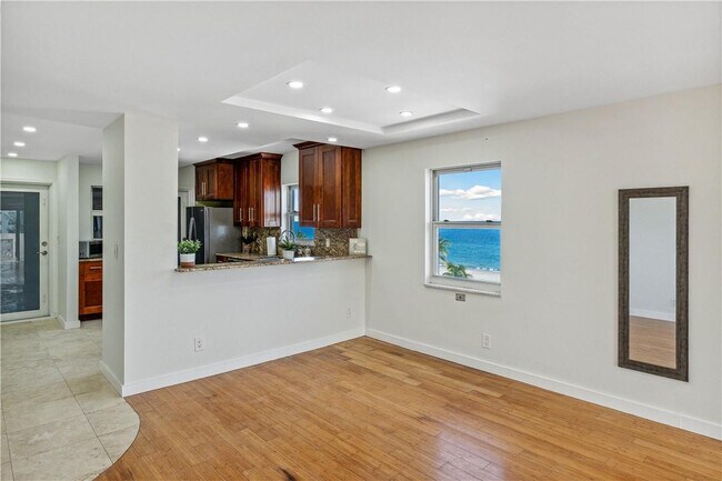 Building Photo - 320 S Surf Rd