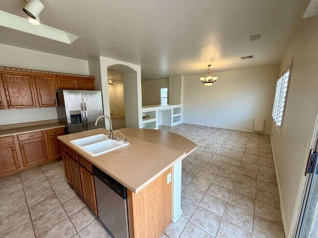 Building Photo - 2540 W Hawks Eye Ave