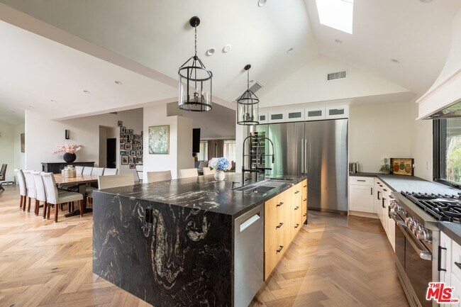 Building Photo - 1095 Chula Vista Pl