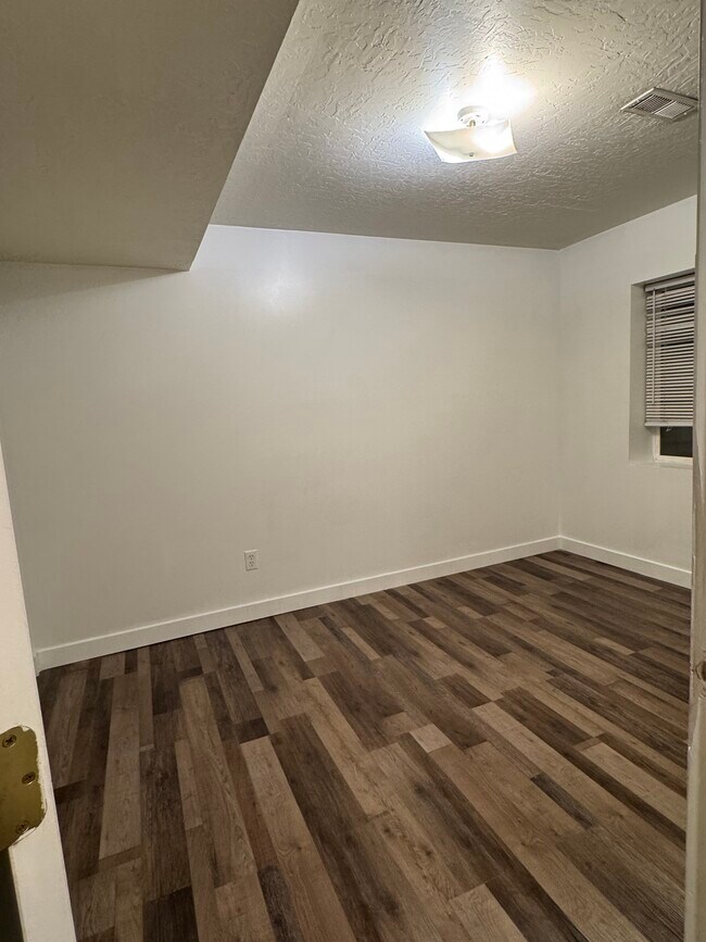 Building Photo - 1605 W Frankie Cir