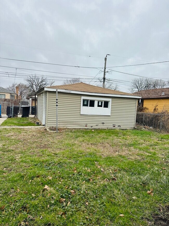 Building Photo - 3850 W 81st St