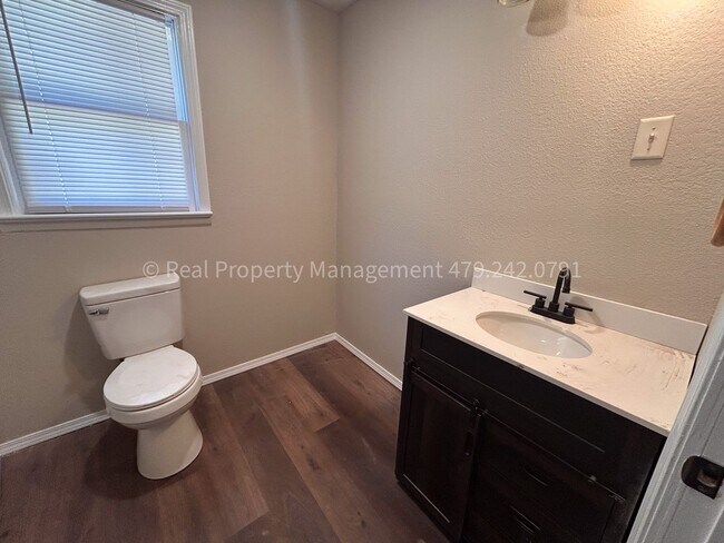 Building Photo - Arkoma Cutie! 2 Bed 1 Bath on giant corner...