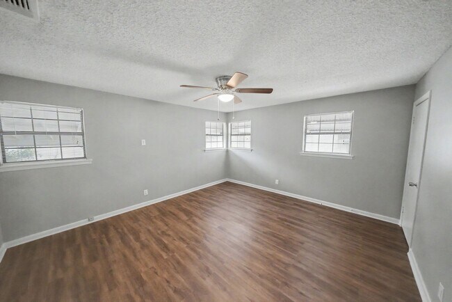 Building Photo - Classic Northeast San Antonio Gem with Two Living Areas - Realtor Commission: $500