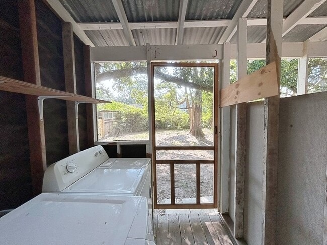 Building Photo - 1 Bedroom Duplex In Capital Heights