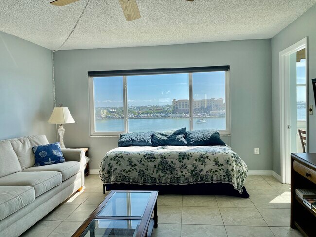 Building Photo - 4775 Cove Cir