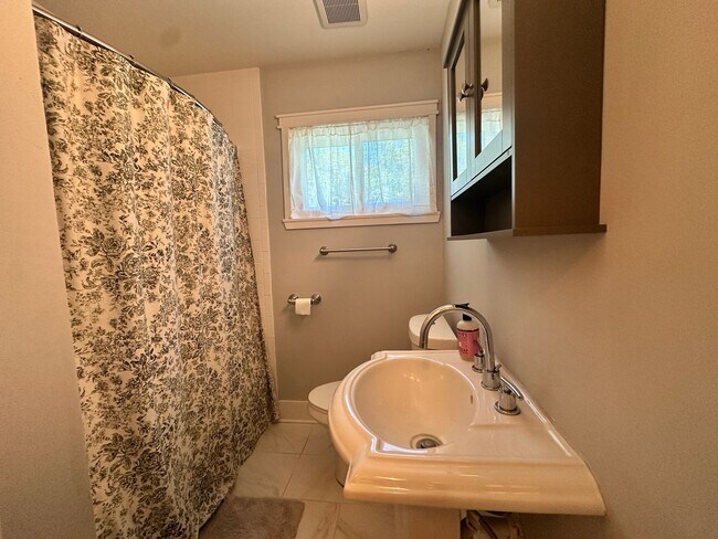 Building Photo - 3 BED | 2 BATH | GATED BACKYARD | TWO CAR DRIVEWAY | DAFFIN PARK