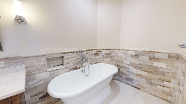 Building Photo - 1431 Riverplace Blvd