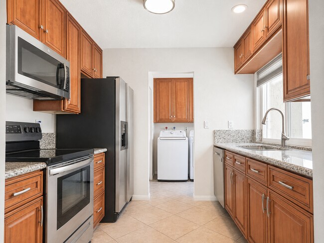 Building Photo - Park Place Bluffs Corner Unit