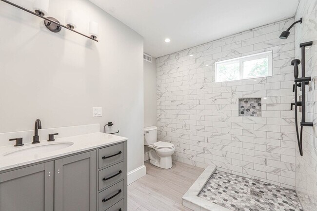 Building Photo - Modern 4bed 3 Bath with 3 parking