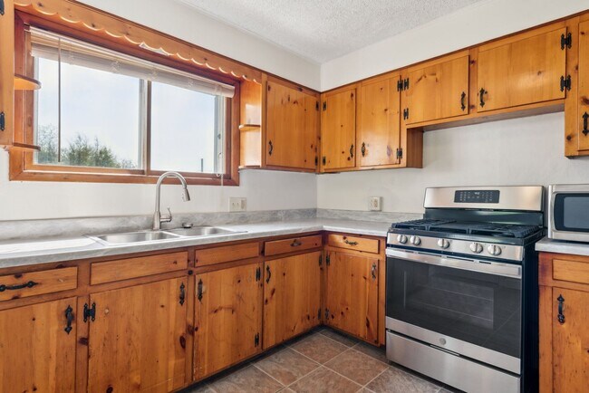 Building Photo - Beautiful 3 bedroom home in Jeannette available July 1!