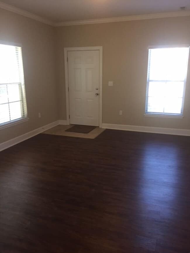 Building Photo - 4 x 3.5 in a great neighborhood!