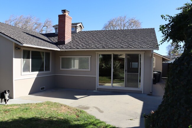 Building Photo - Wonderful three bedroom home in S. Salinas