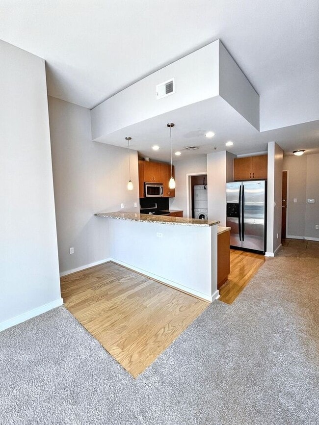 Building Photo - Beautiful 1-Bedroom Condo with Stunning Do...