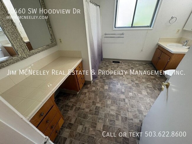 Building Photo - 10460 SW Hoodview Dr