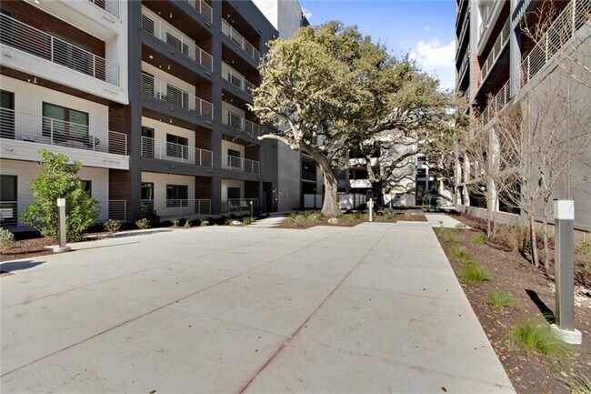 Building Photo - 1/1 Condo on Hot SOCO