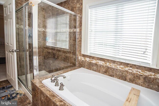 Building Photo - 20 Aster Ln