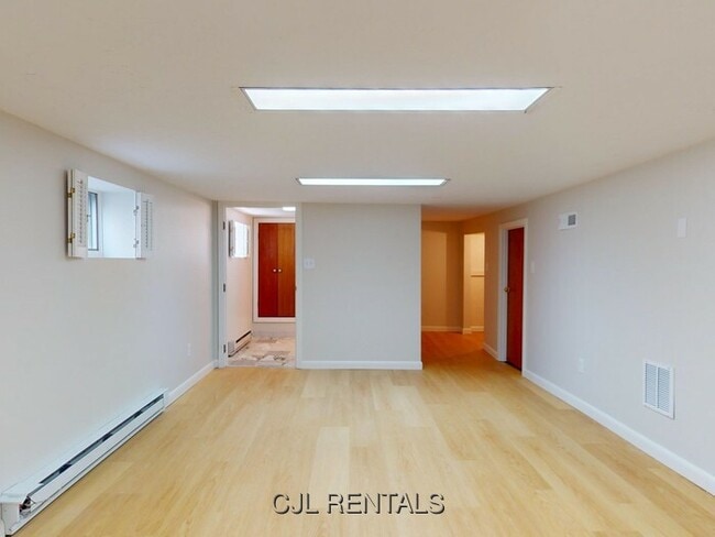 Building Photo - 25 Charlotte Rd