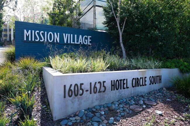 Building Photo - 1615 Hotel Cir S