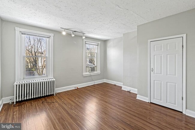 Building Photo - 307 Roxborough Ave