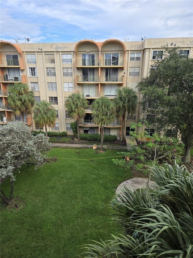 Building Photo - 9320 Fontainebleau Blvd