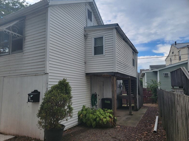 side/rear view - 407 Bloom St