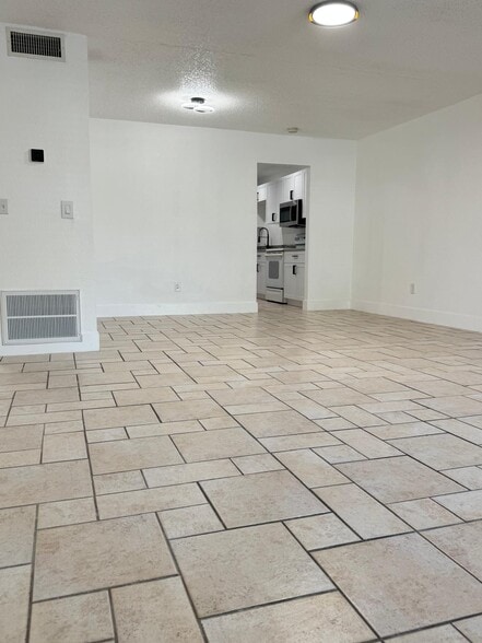 Building Photo - 725 Northlake Blvd