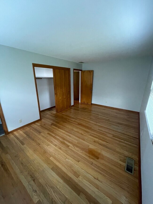 Building Photo - Three Bedroom Single Family Home in the Co...