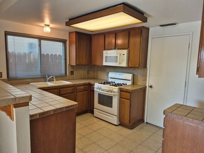 Building Photo - Adorable 3 bedroom 2.5 bath home