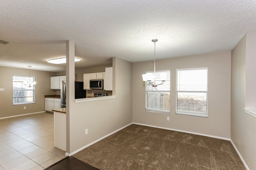Building Photo - 947 Medina Dr