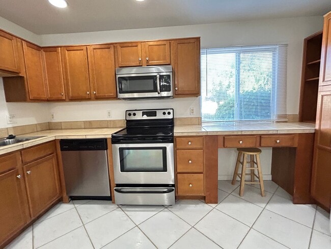 Building Photo - GATED COMMUNITY, 2 BEDROOM 1 BATH