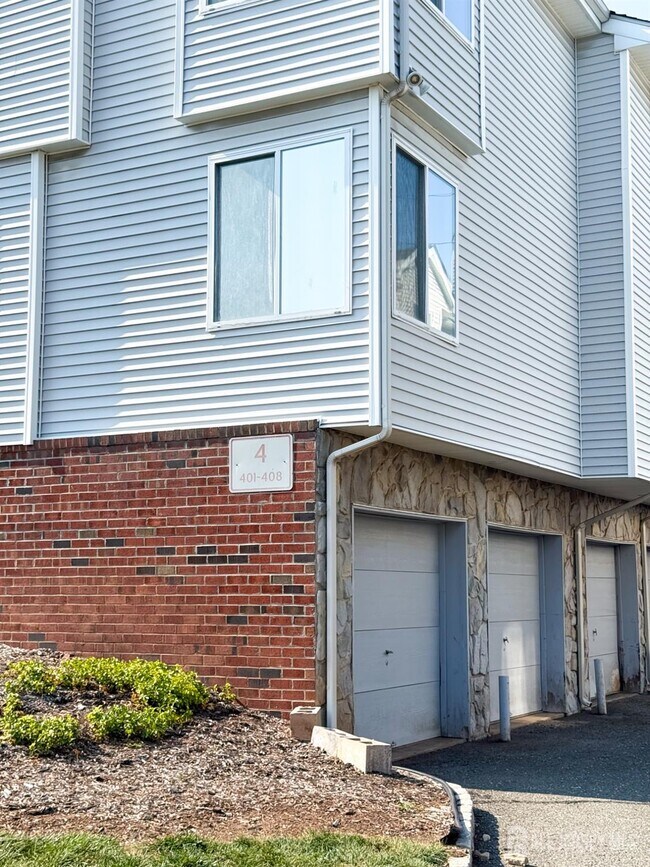 Building Photo - 401 Jesse Way