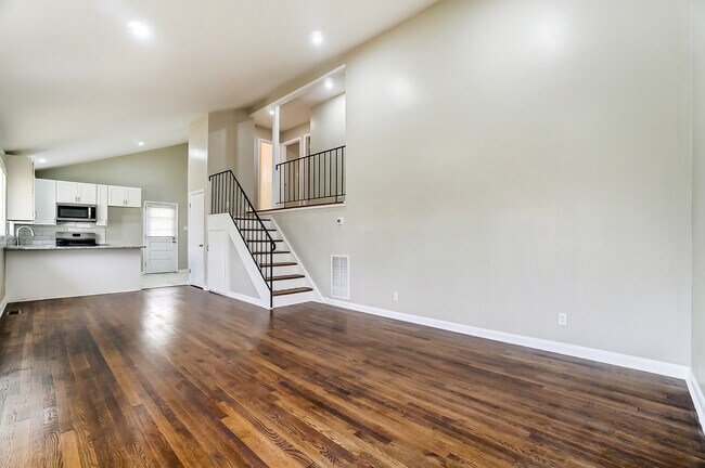 Building Photo - 717 Forest Dr