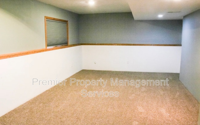 Building Photo - 521 Pyramid Pl