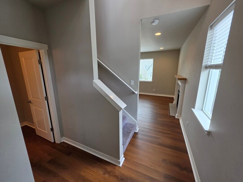 Building Photo - 736 Freedom Ct SE