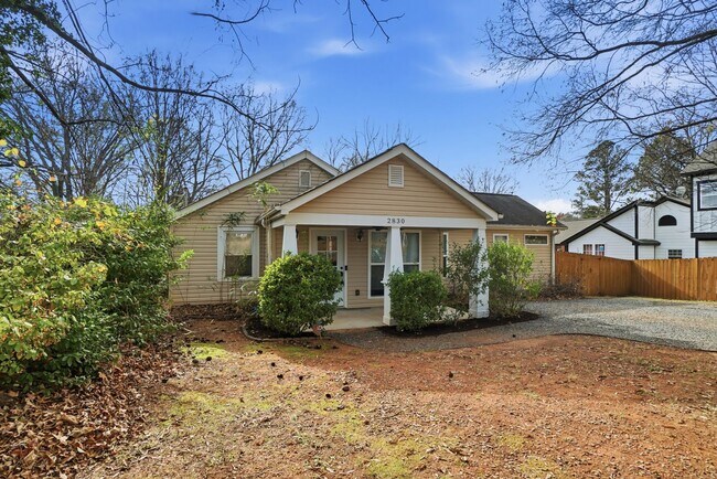 Building Photo - 3 Bedroom Home with a deck in Plaza-Midwood!