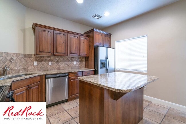 Building Photo - Beautiful Southgate Townhome!